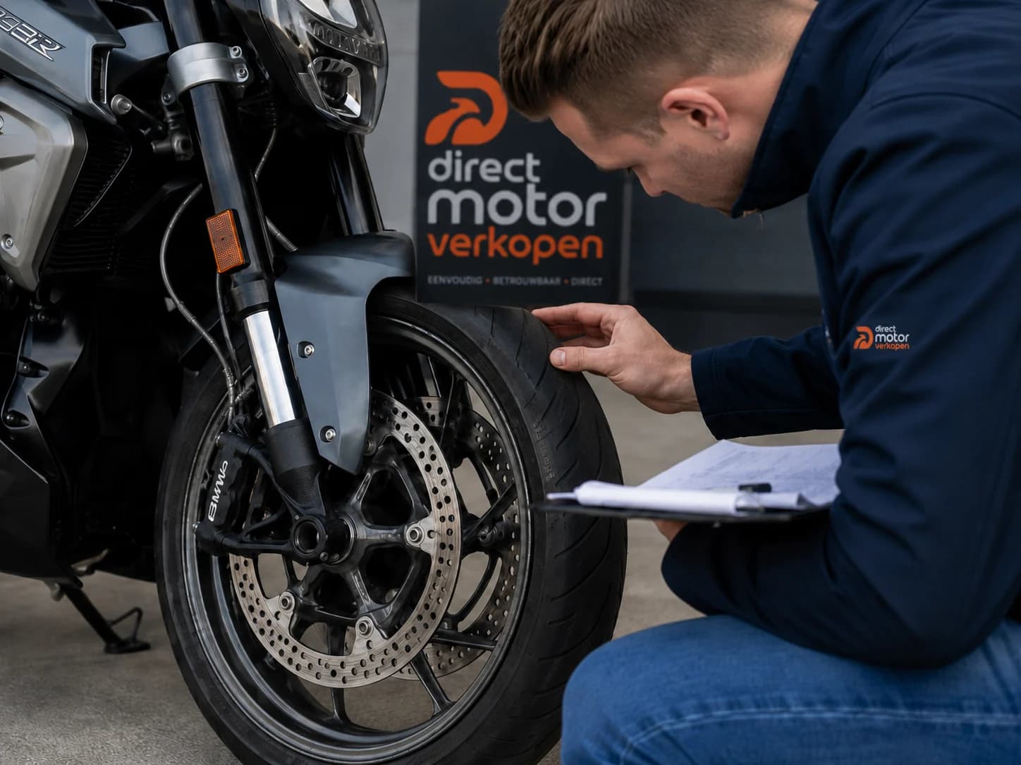 Specialist beoordeelt een motorfiets