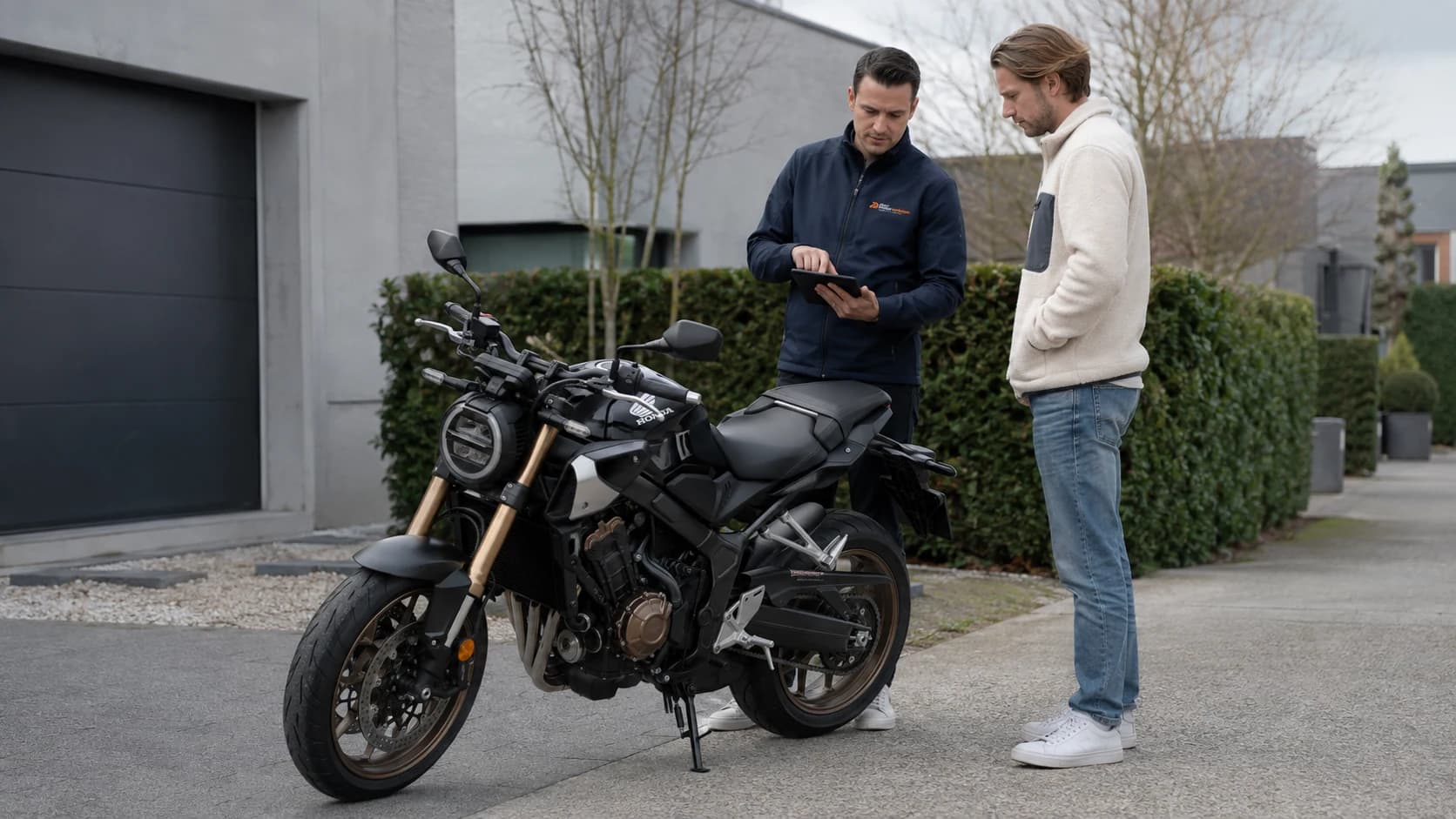 Specialist beoordeelt samen met een motoreigenaar de motor